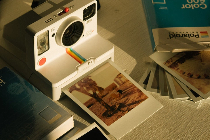 Kamera polaroid sedang print foto