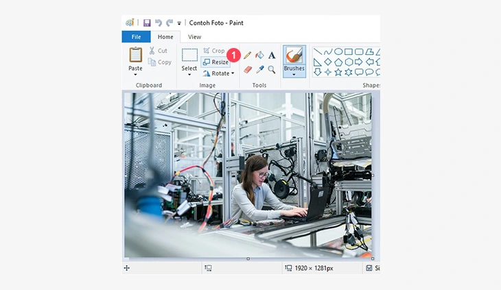 Memperkecil ukuran foto dengan Paint klik menu Resize
